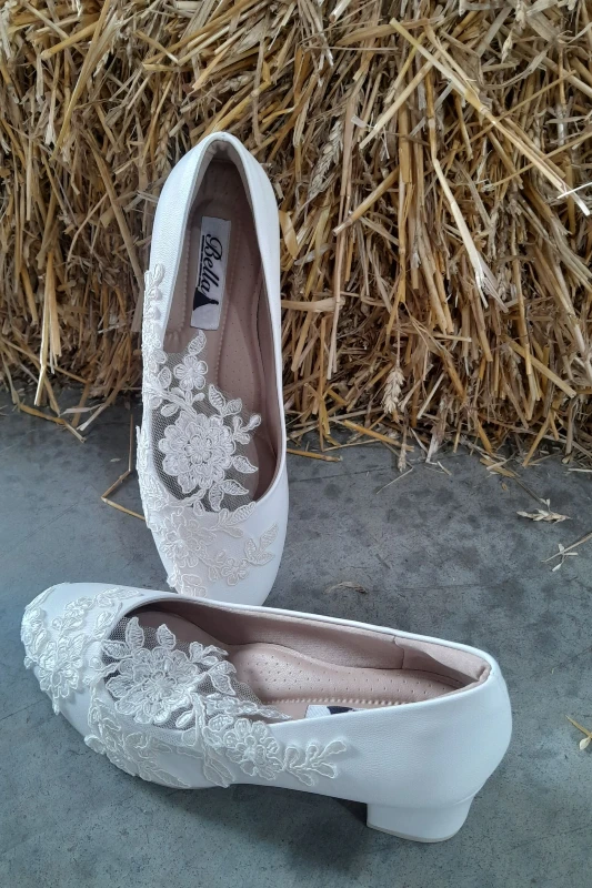 Zapatos Bordados,  taco cuadrado de 5cm de alto.